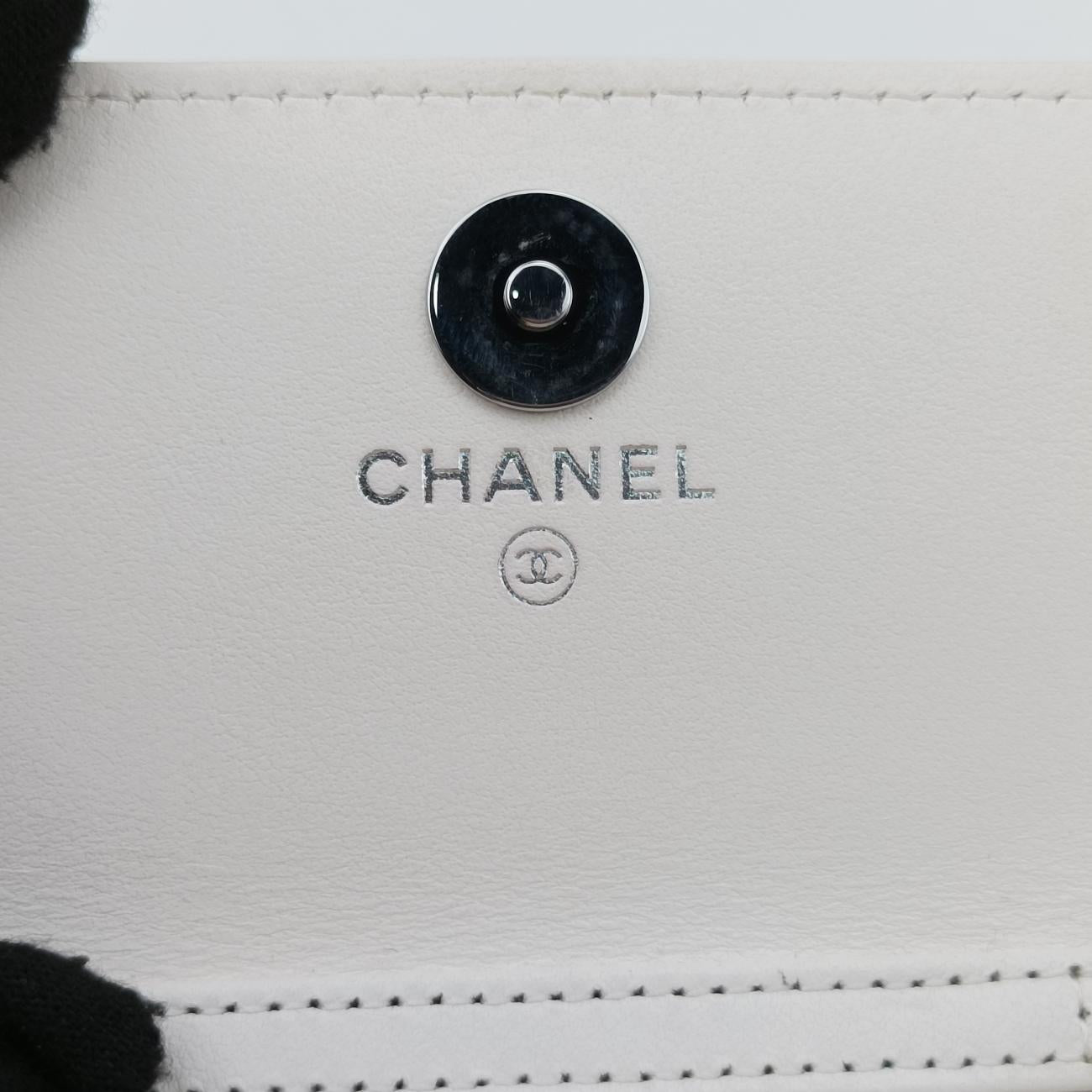 CHANEL 19 Flap Coin PurseWhitelambskinAP240931645076マトラッセ シャネル 19 フラップ コインパースホワイトラムスキンAP240931645076