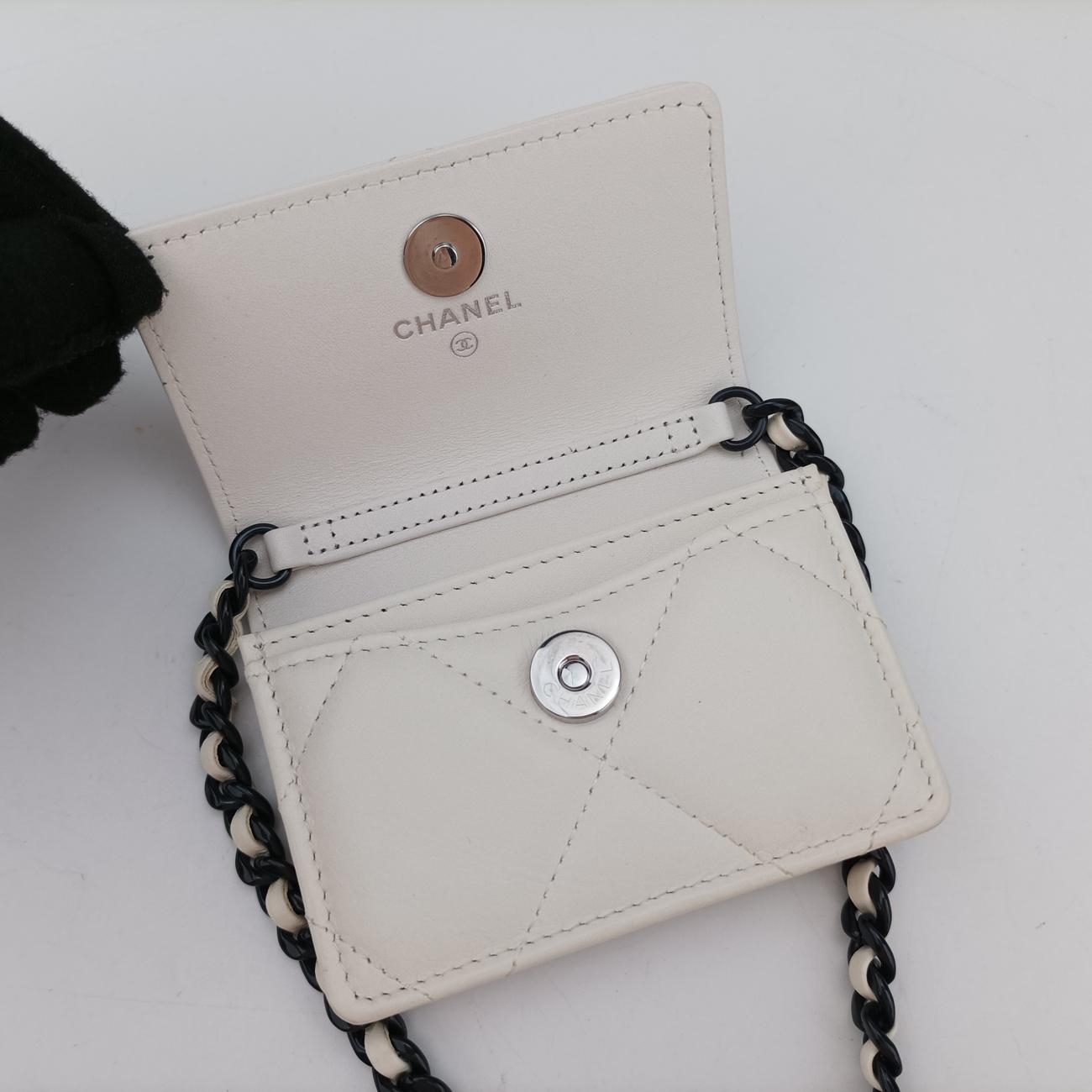 CHANEL 19 Flap Coin PurseWhitelambskinAP240931645076マトラッセ シャネル 19 フラップ コインパースホワイトラムスキンAP240931645076