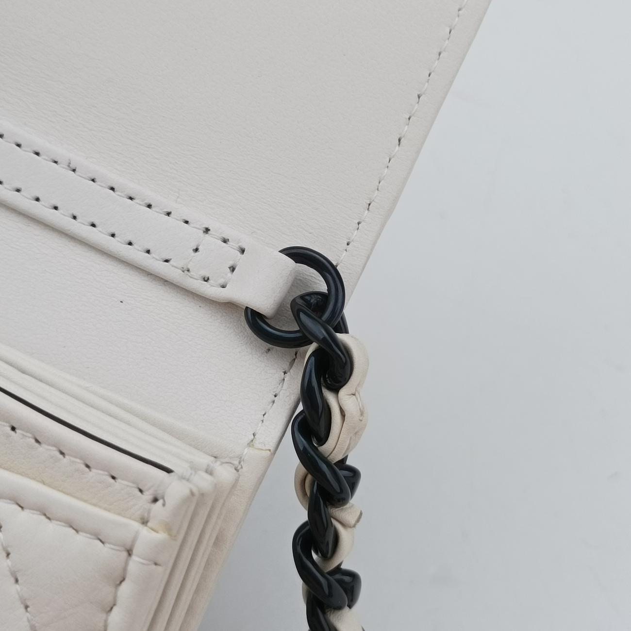 CHANEL 19 Flap Coin PurseWhitelambskinAP240931645076マトラッセ シャネル 19 フラップ コインパースホワイトラムスキンAP240931645076