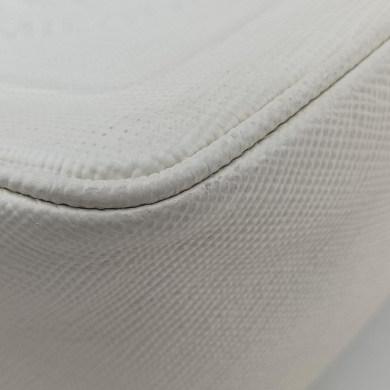 Triangle Logo PlateWhiteSAFFIANO Leather56 5トライアングル ロゴ プレートホワイトサフィアーノレザー56 5