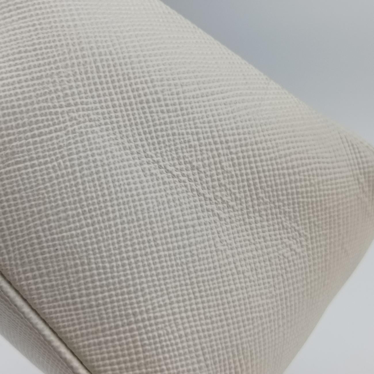 Triangle Logo PlateWhiteSAFFIANO Leather56 5トライアングル ロゴ プレートホワイトサフィアーノレザー56 5