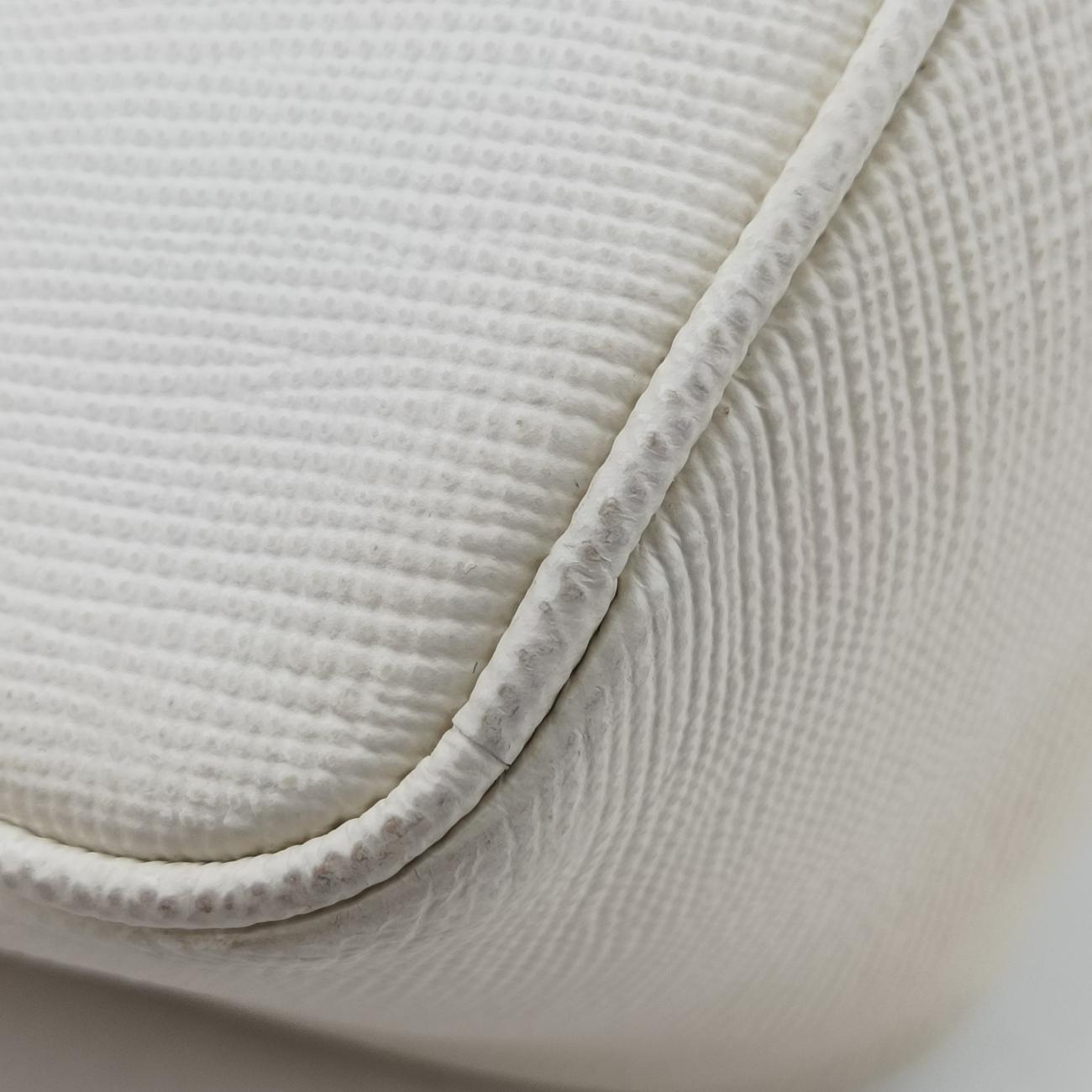 Triangle Logo PlateWhiteSAFFIANO Leather56 5トライアングル ロゴ プレートホワイトサフィアーノレザー56 5