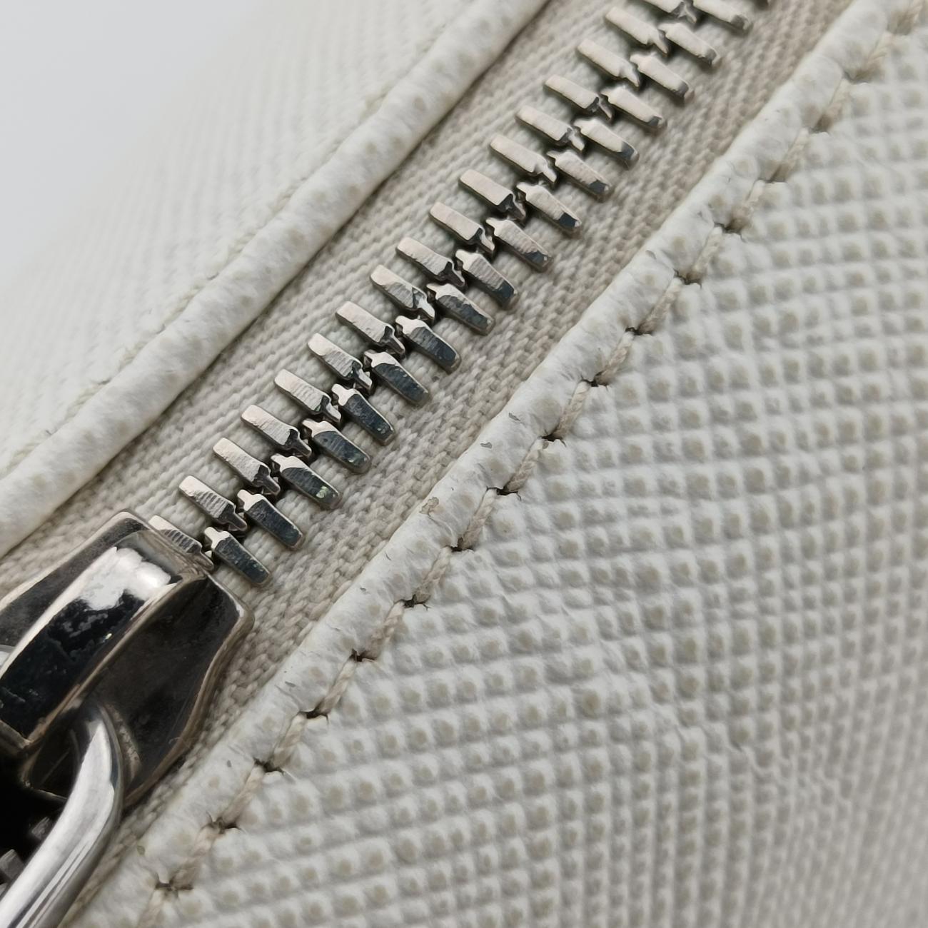 Triangle Logo PlateWhiteSAFFIANO Leather56 5トライアングル ロゴ プレートホワイトサフィアーノレザー56 5