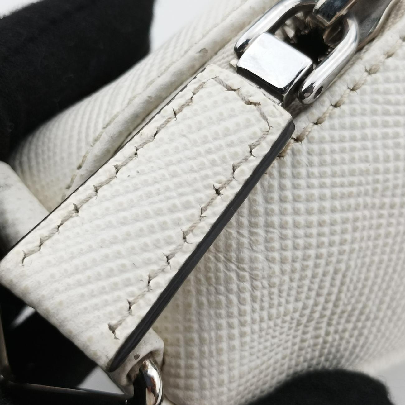 Triangle Logo PlateWhiteSAFFIANO Leather56 5トライアングル ロゴ プレートホワイトサフィアーノレザー56 5