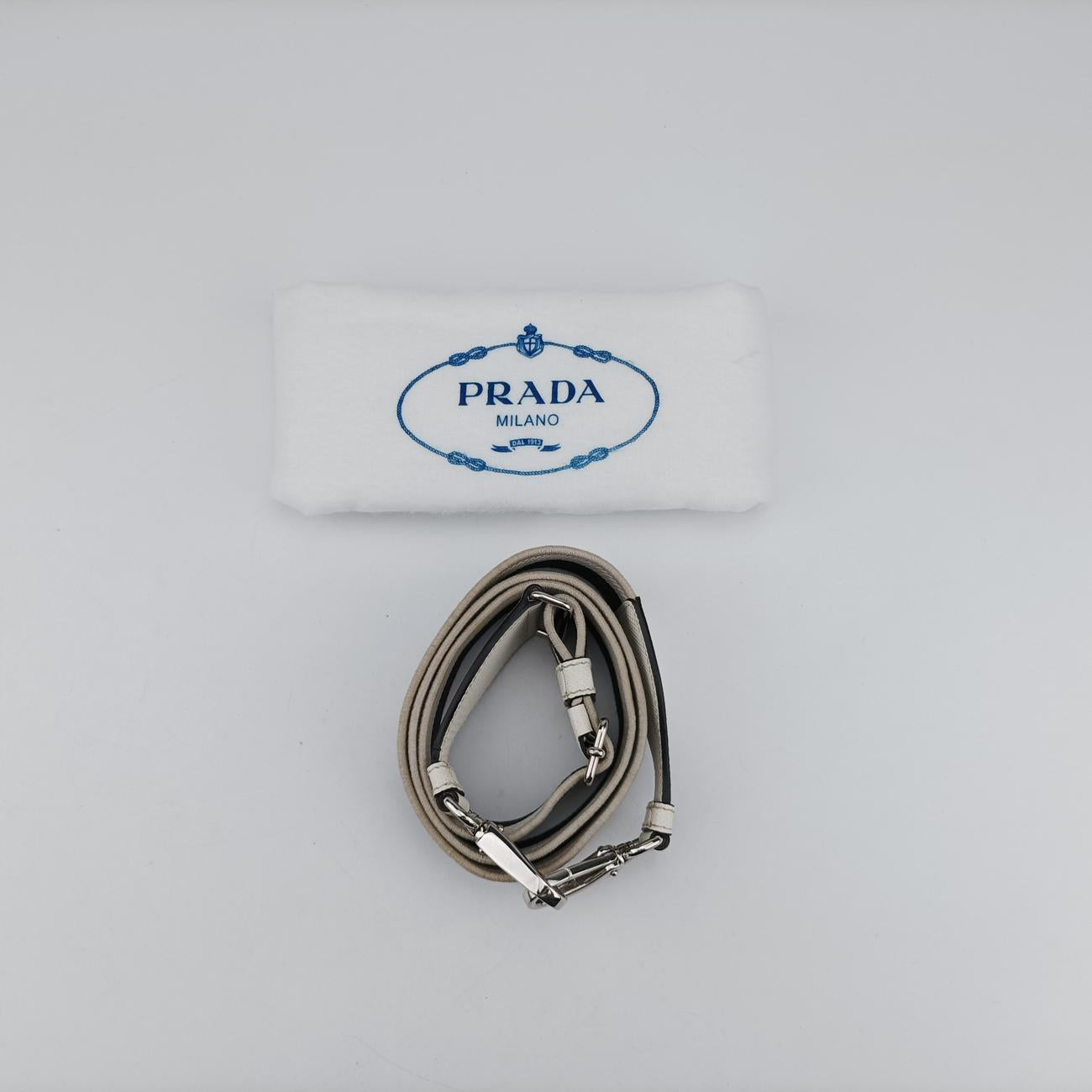 Triangle Logo PlateWhiteSAFFIANO Leather56 5トライアングル ロゴ プレートホワイトサフィアーノレザー56 5