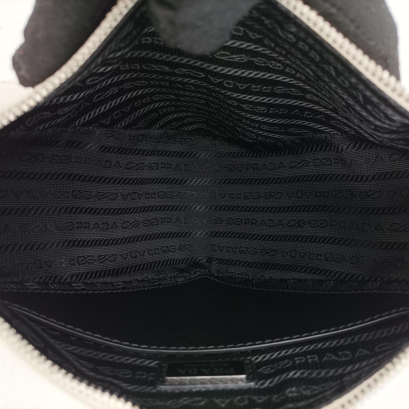 Triangle Logo PlateWhiteSAFFIANO Leather56 5トライアングル ロゴ プレートホワイトサフィアーノレザー56 5