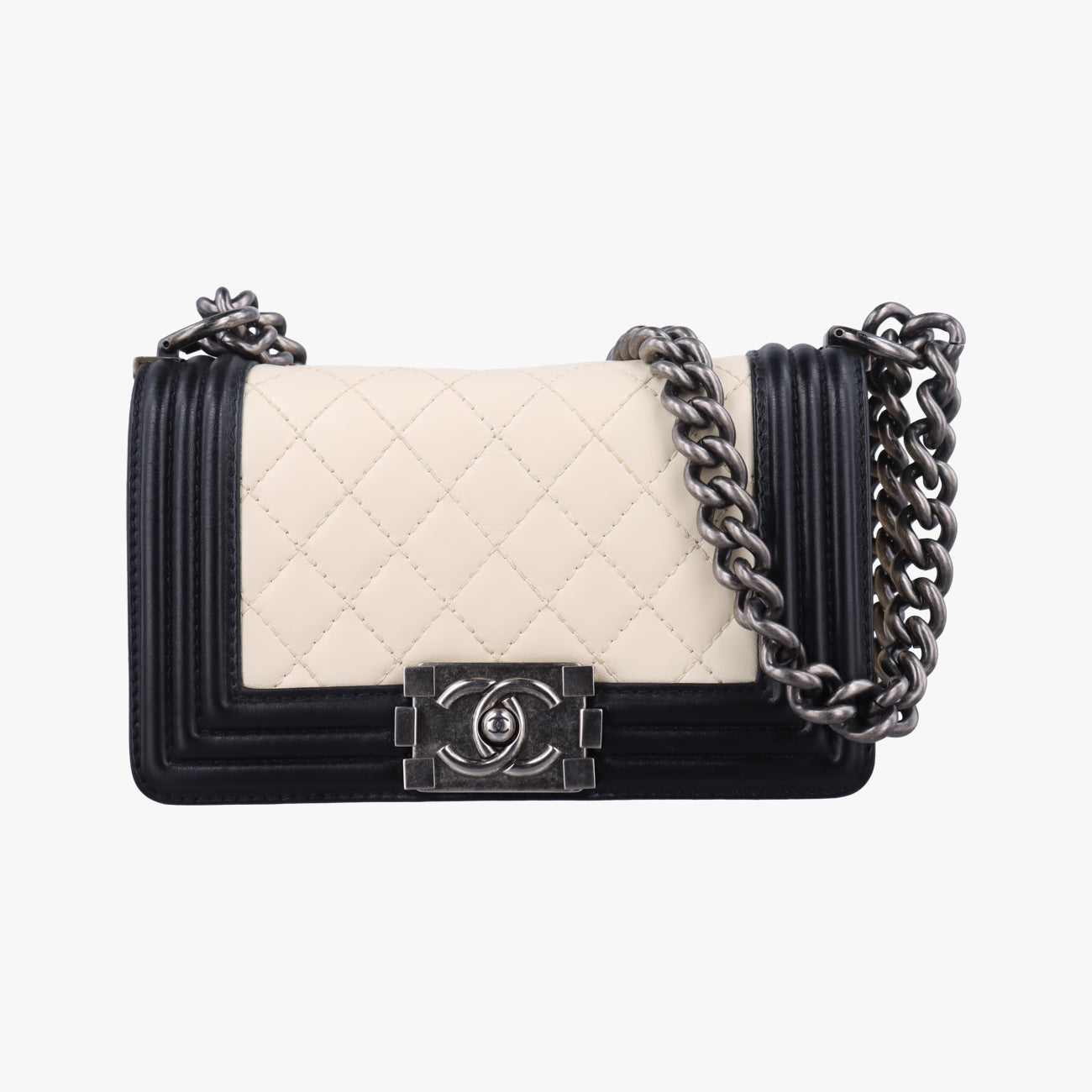 BOY CHANELWhite×BlackLambskinA6708518463703ボーイシャネルホワイト×ブラックラムスキンA6708518463703