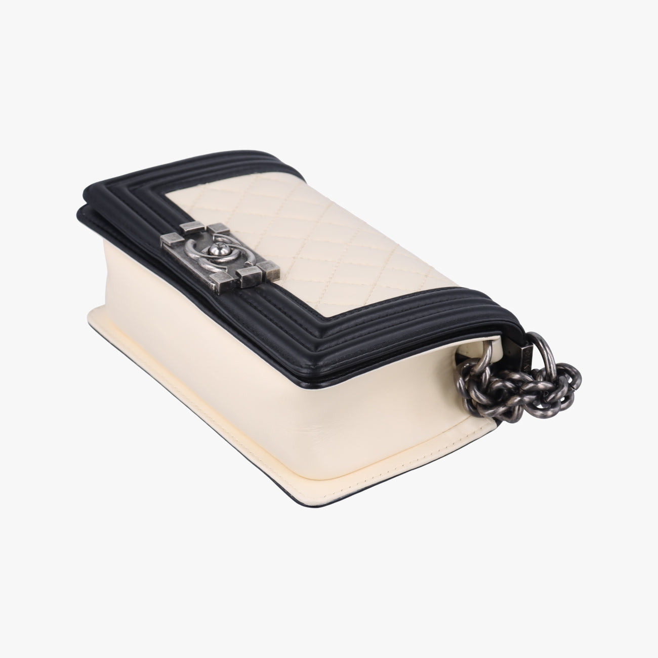 BOY CHANELWhite×BlackLambskinA6708518463703ボーイシャネルホワイト×ブラックラムスキンA6708518463703