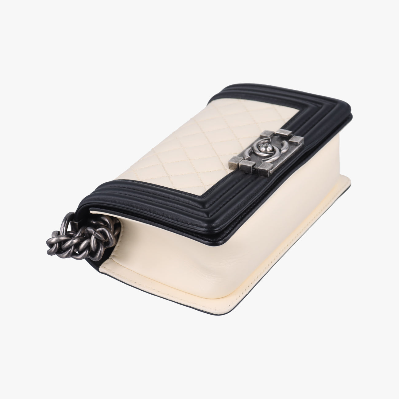 BOY CHANELWhite×BlackLambskinA6708518463703ボーイシャネルホワイト×ブラックラムスキンA6708518463703