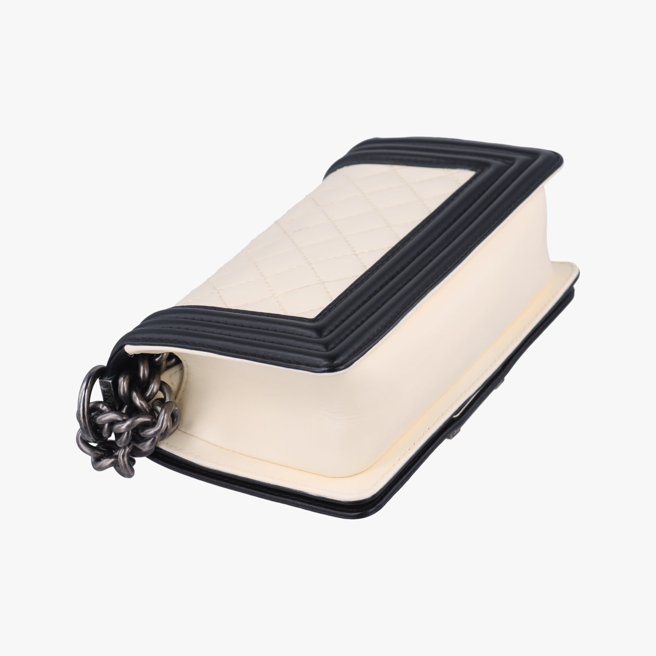 BOY CHANELWhite×BlackLambskinA6708518463703ボーイシャネルホワイト×ブラックラムスキンA6708518463703