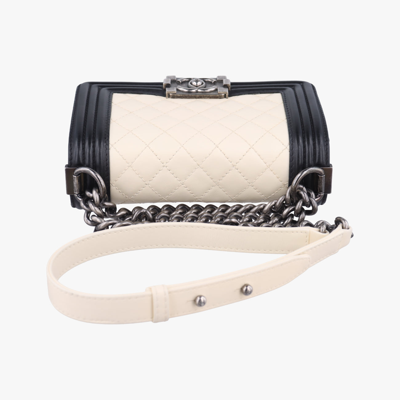 BOY CHANELWhite×BlackLambskinA6708518463703ボーイシャネルホワイト×ブラックラムスキンA6708518463703