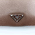 Triangle Logo PlateBrownSaffiano Leather178589164三角 ロゴ プレートブラウンサフィアーノレザー178589164