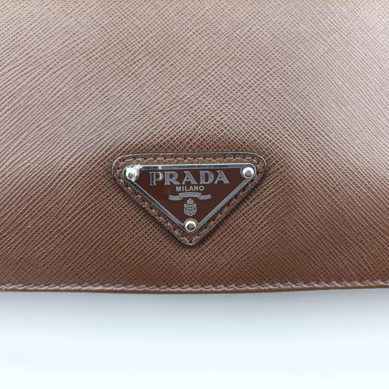 Triangle Logo PlateBrownSaffiano Leather178589164三角 ロゴ プレートブラウンサフィアーノレザー178589164
