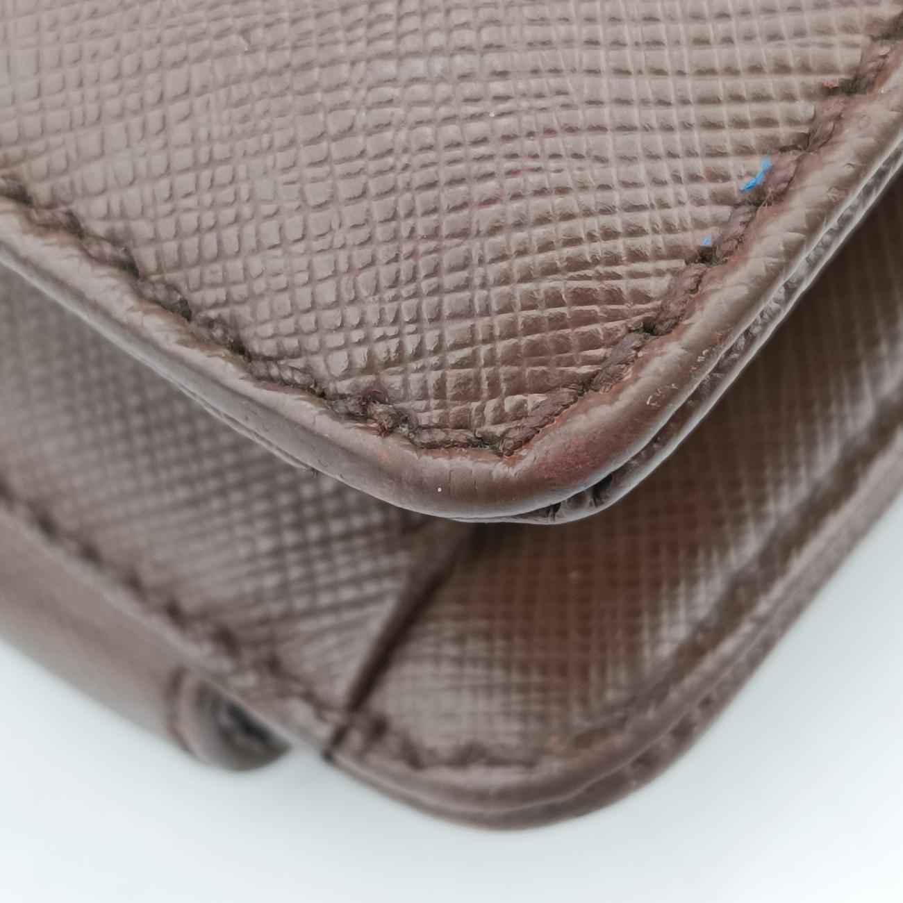 Triangle Logo PlateBrownSaffiano Leather178589164三角 ロゴ プレートブラウンサフィアーノレザー178589164