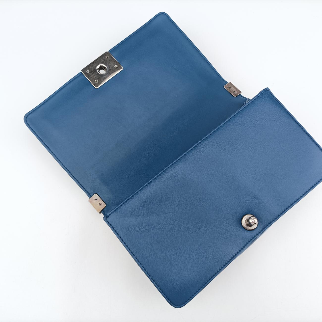 BOY CHANELBluePearlfish skin×leatherA6713816706579ボーイシャネルブルーパールフィッシュスキン×レザーA6713816706579