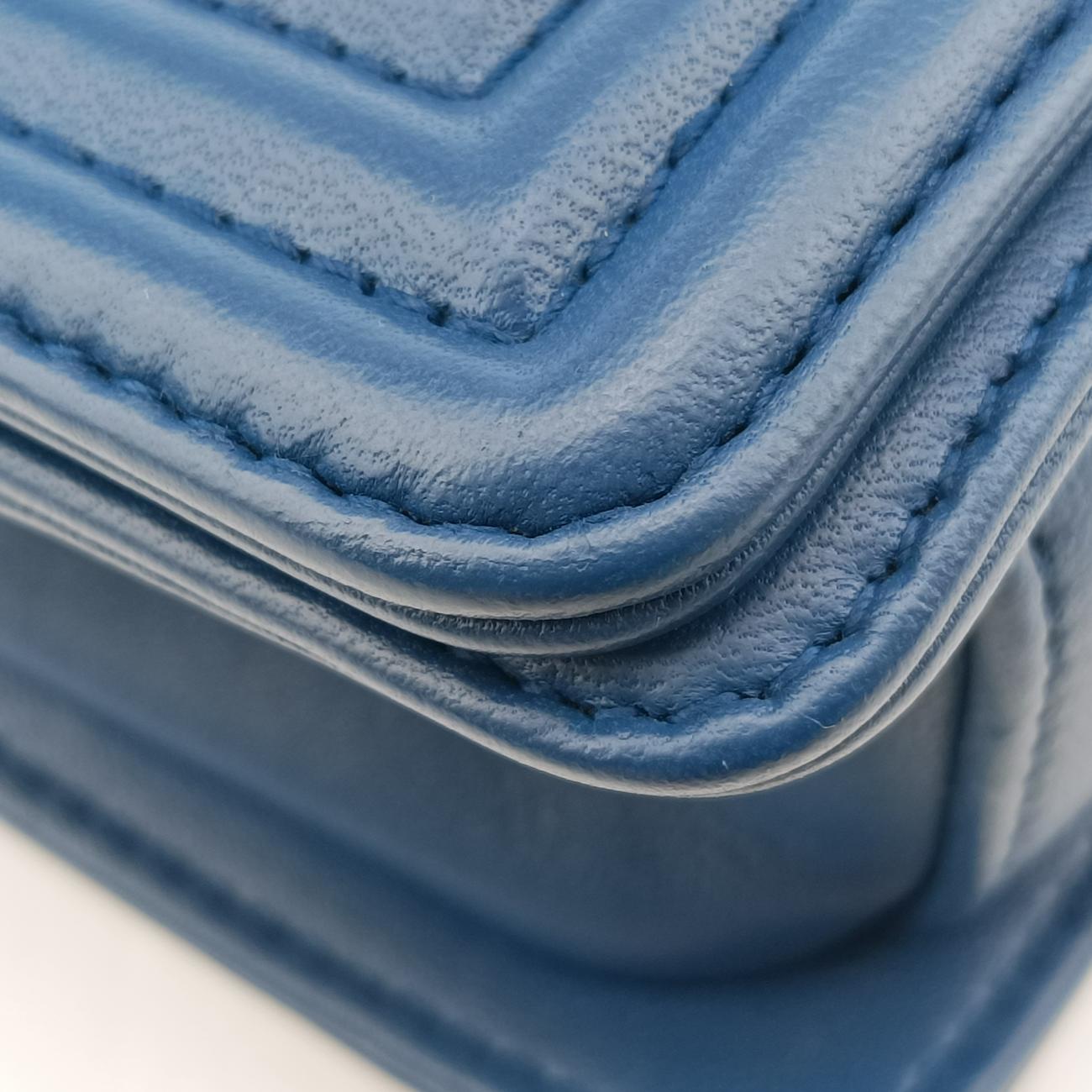 BOY CHANELBluePearlfish skin×leatherA6713816706579ボーイシャネルブルーパールフィッシュスキン×レザーA6713816706579