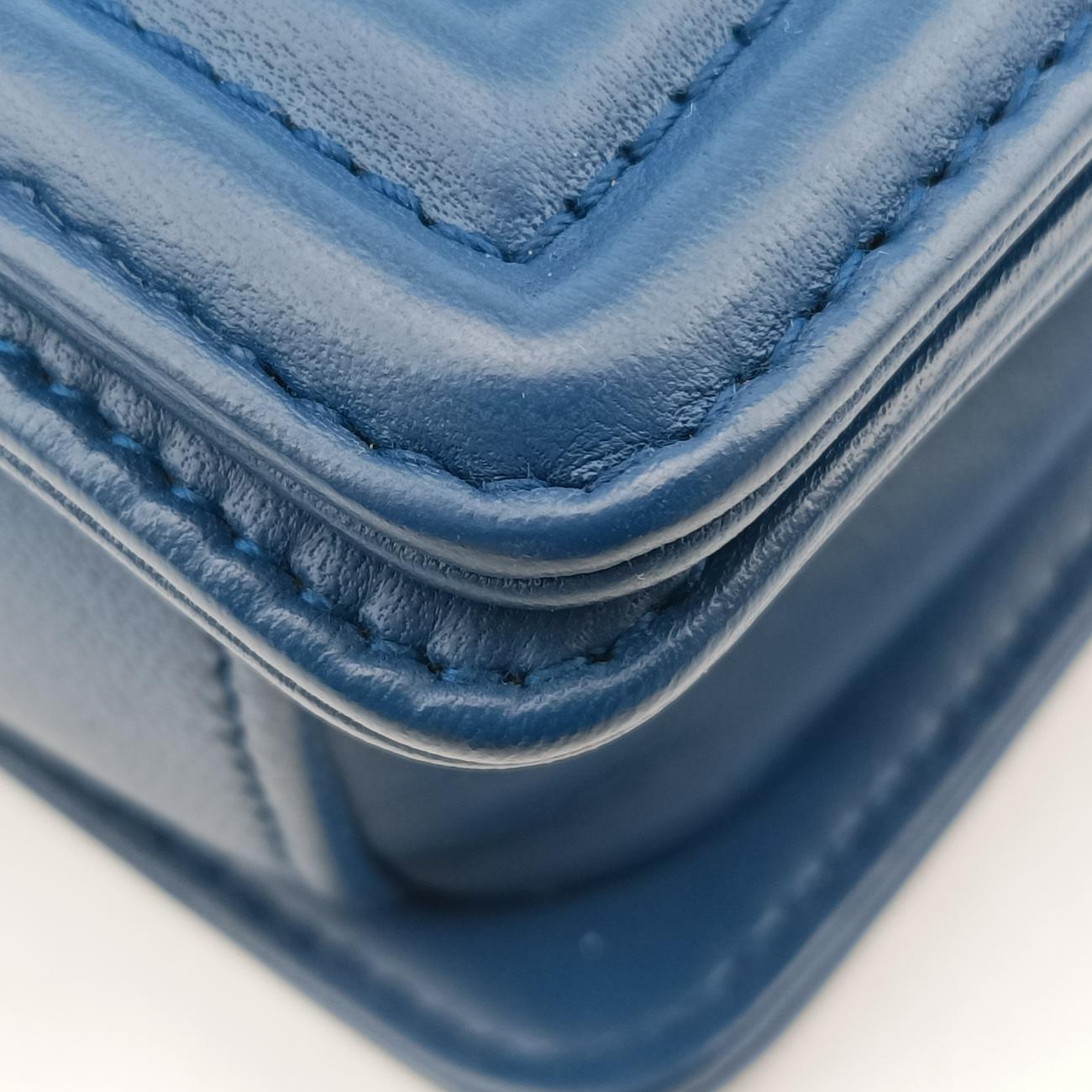 BOY CHANELBluePearlfish skin×leatherA6713816706579ボーイシャネルブルーパールフィッシュスキン×レザーA6713816706579