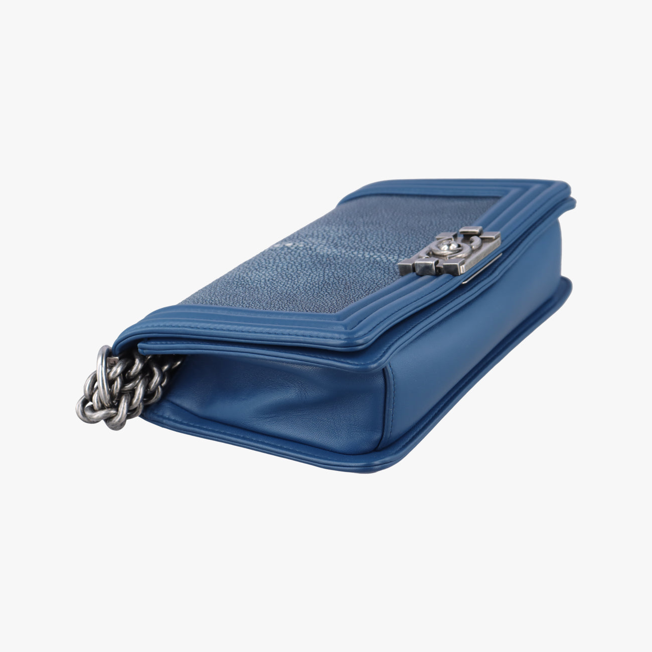 BOY CHANELBluePearlfish skin×leatherA6713816706579ボーイシャネルブルーパールフィッシュスキン×レザーA6713816706579