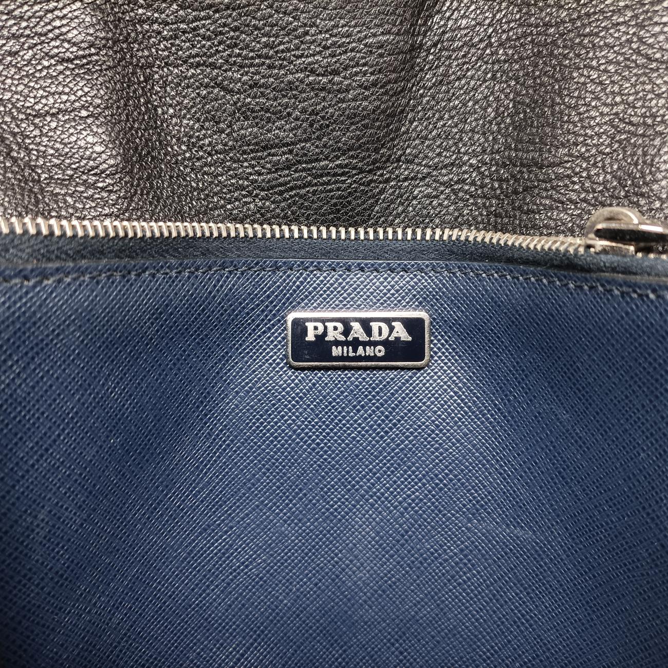 Studded CrossbodyBlack×NavySaffiano LeatherBT0970180スタッズクロスボディブラック×ネイビーサフィアーノレザーBT0970180