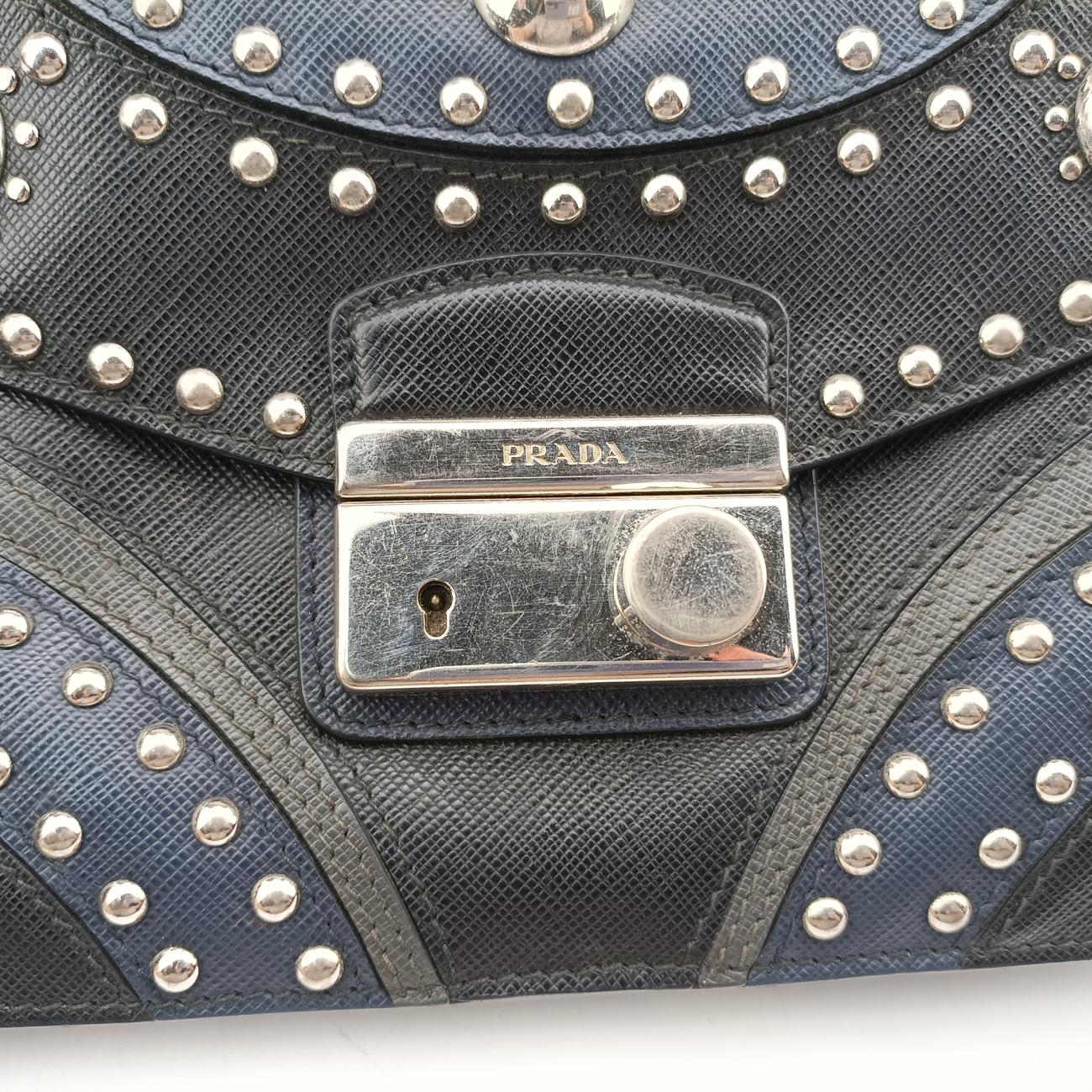 Studded CrossbodyBlack×NavySaffiano LeatherBT0970180スタッズクロスボディブラック×ネイビーサフィアーノレザーBT0970180