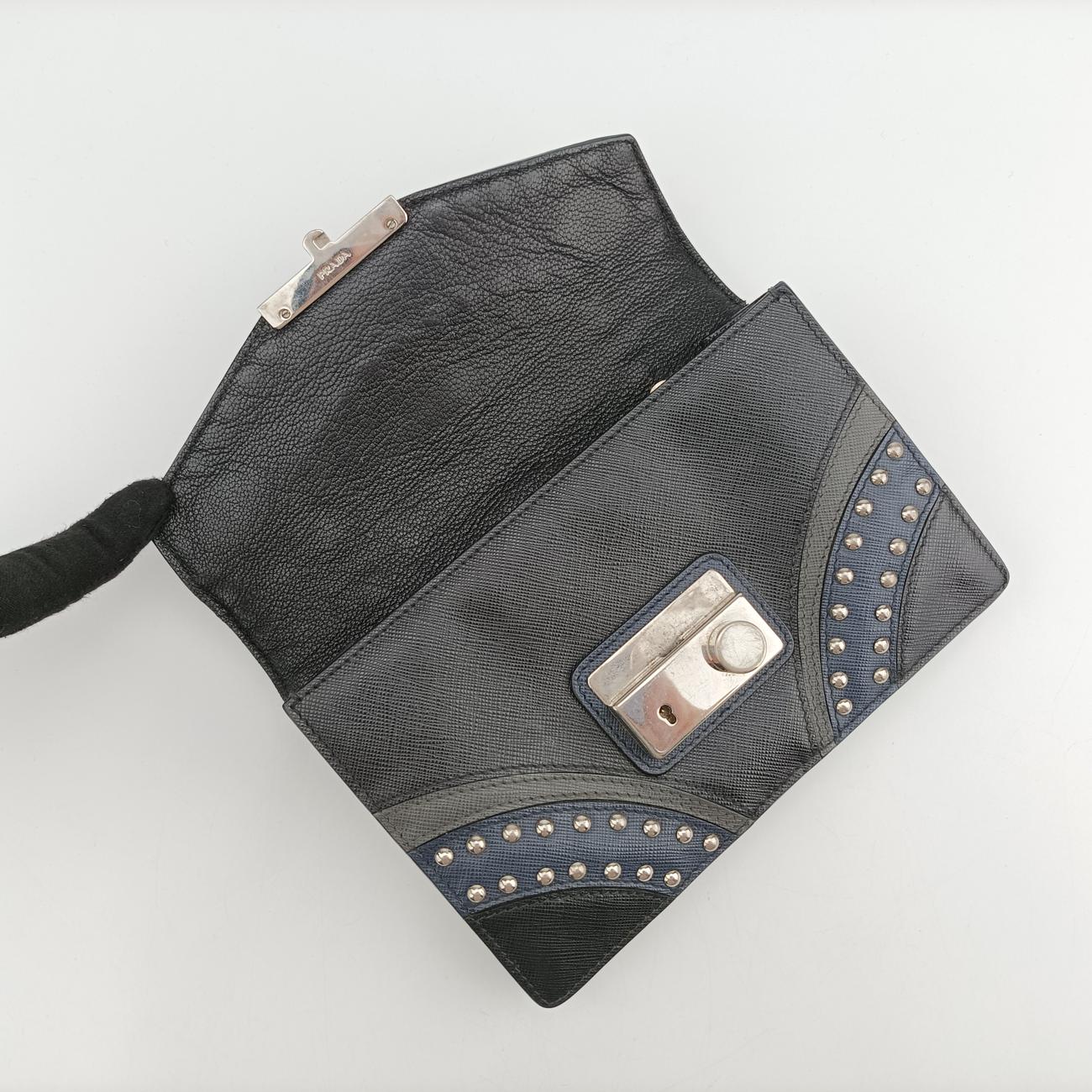 Studded CrossbodyBlack×NavySaffiano LeatherBT0970180スタッズクロスボディブラック×ネイビーサフィアーノレザーBT0970180