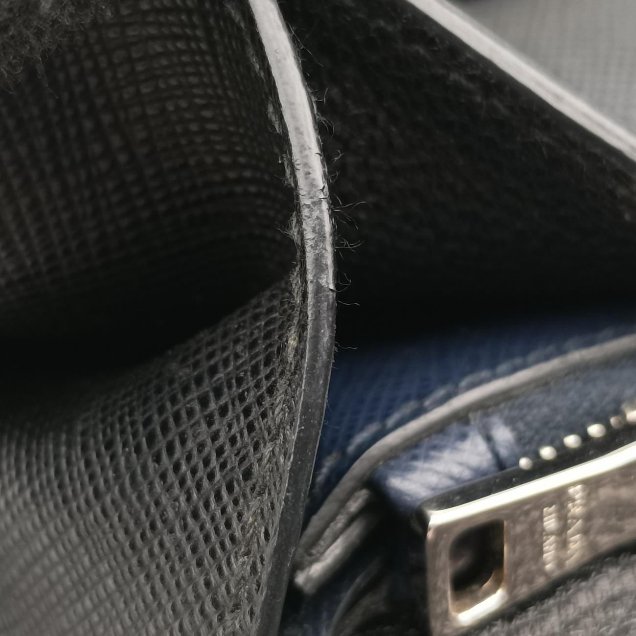 Studded CrossbodyBlack×NavySaffiano LeatherBT0970180スタッズクロスボディブラック×ネイビーサフィアーノレザーBT0970180