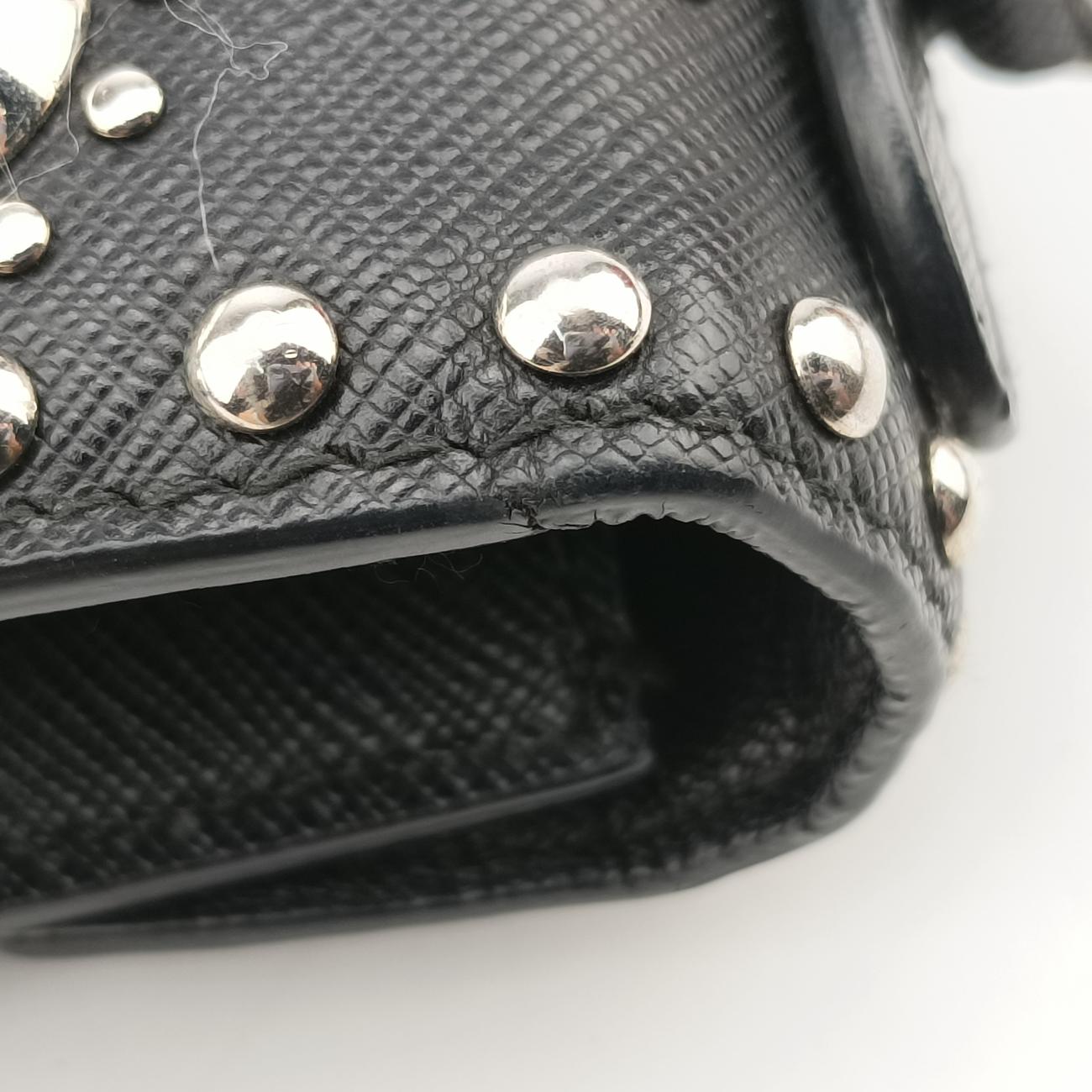 Studded CrossbodyBlack×NavySaffiano LeatherBT0970180スタッズクロスボディブラック×ネイビーサフィアーノレザーBT0970180