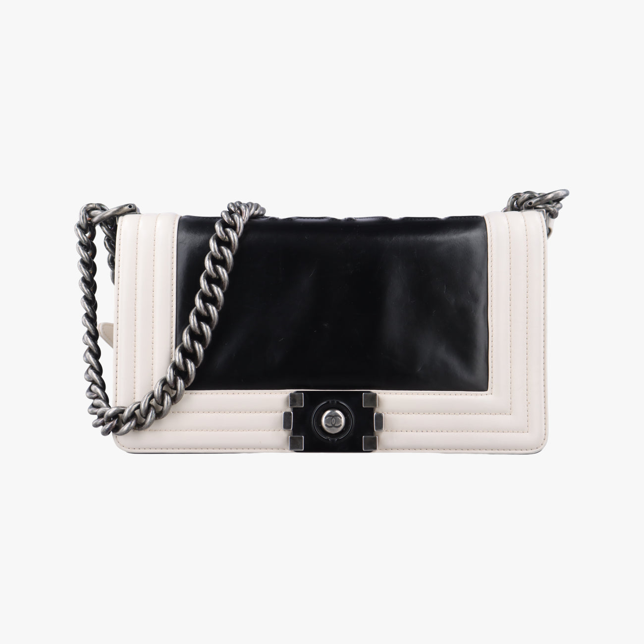 BOY CHANEL Black×white Leather A66713 15641012ボーイシャネル ブラック×ホワイト レザー A66713 15641012