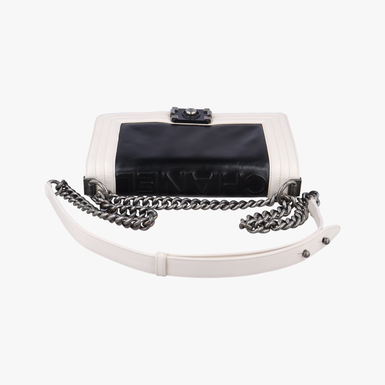 BOY CHANEL Black×white Leather A66713 15641012ボーイシャネル ブラック×ホワイト レザー A66713 15641012