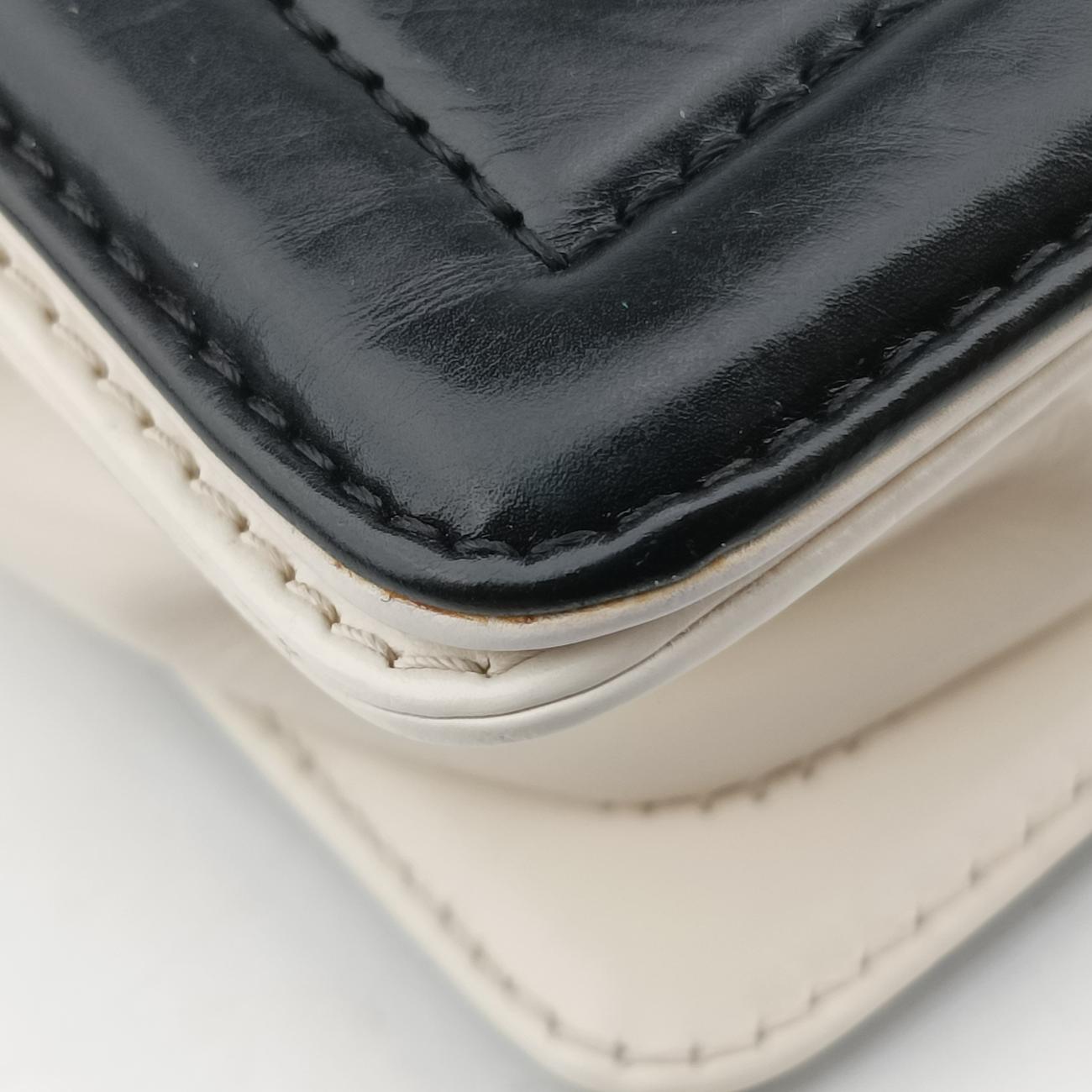 BOY CHANEL Black×white Leather 15641288ボーイシャネル ブラック×ホワイト レザー A66713 15641288