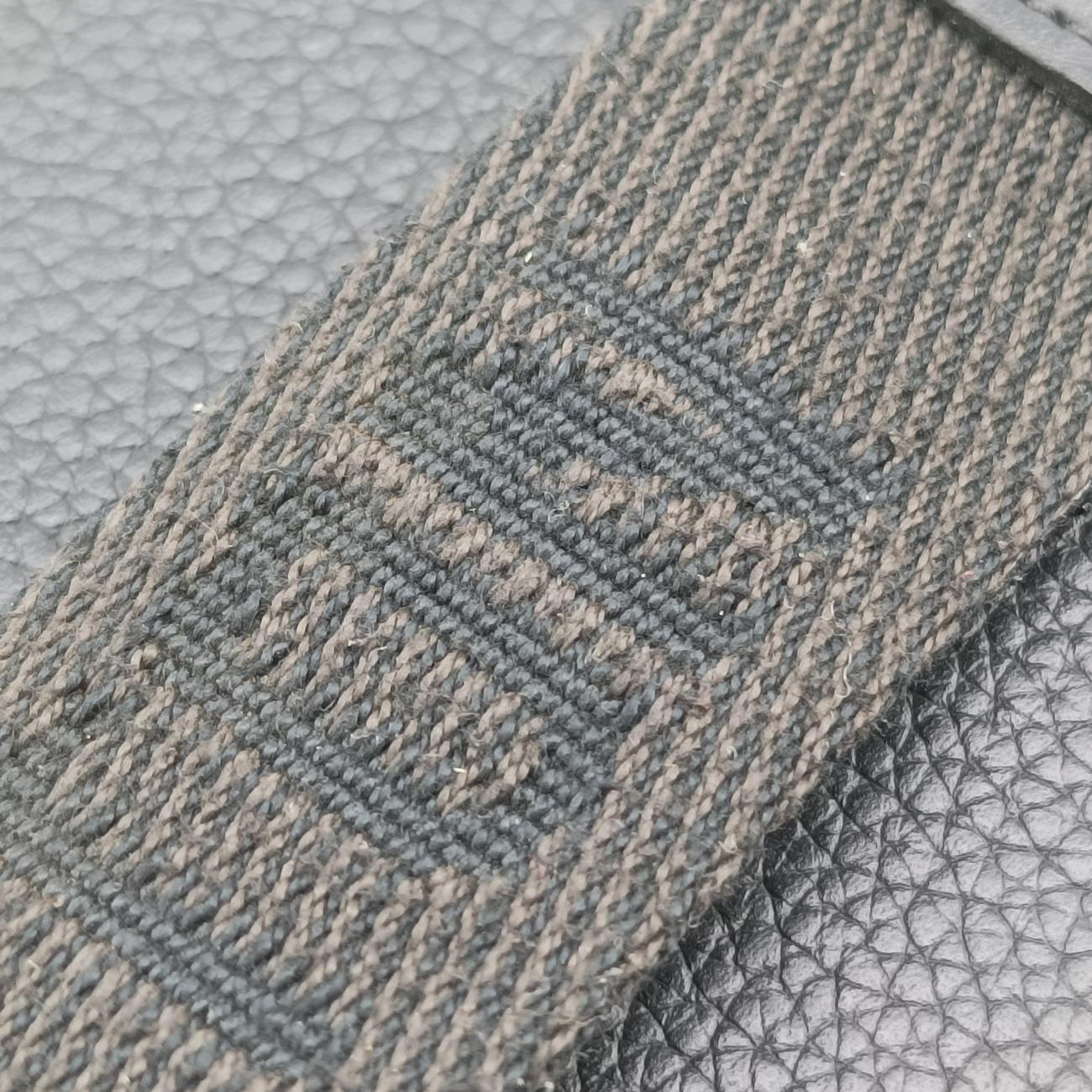 LV Aerogramme Phone PouchBlackGrained LeatherM57089MI4270 ICチップLV アエログラム フォン ポーチブラックグレインレザーM57089MI4270 ICチップ