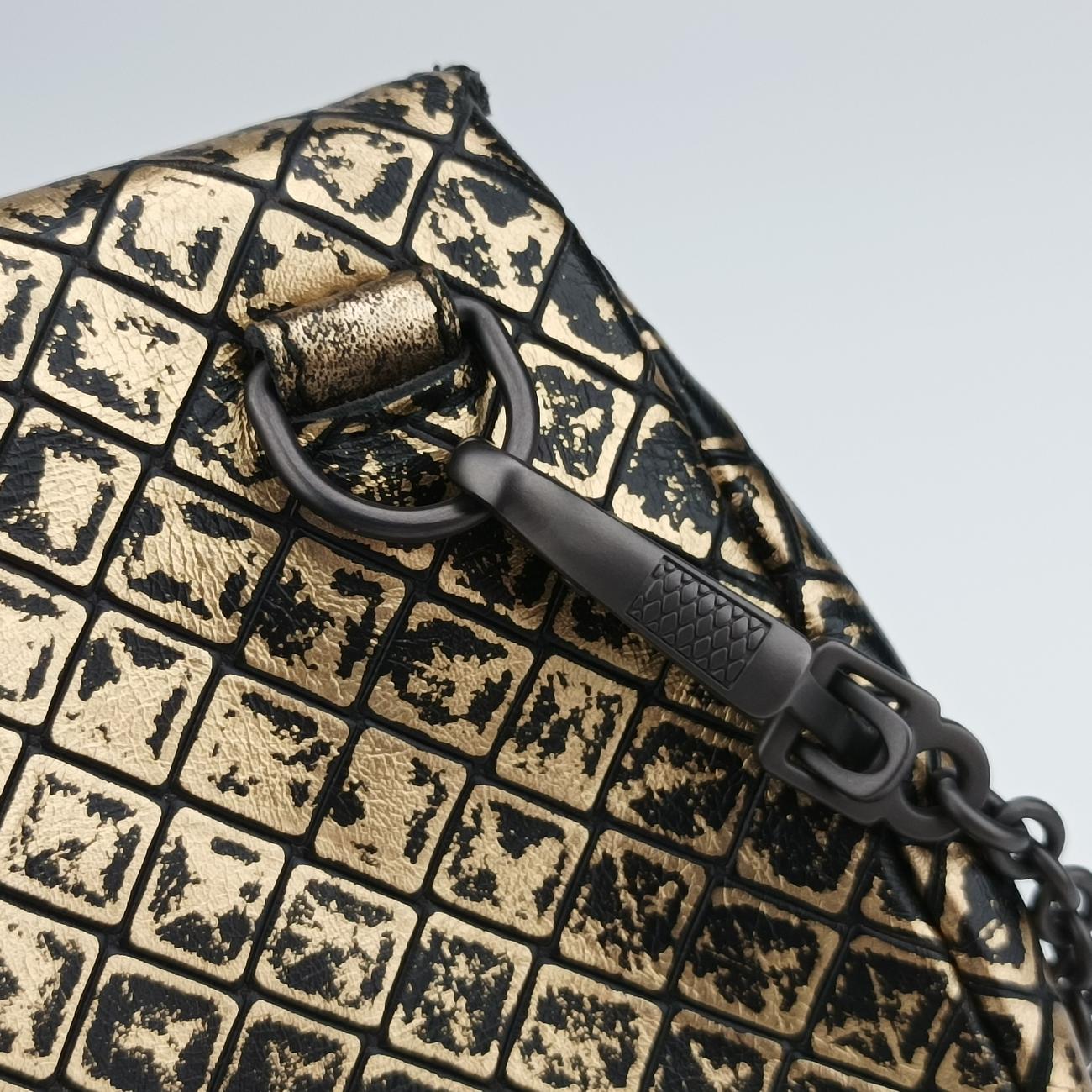 Intrecciomirage Butterfly Charm Black×golden Leather B00957186Bイントレッチミラージュ バタフライ チャーム ブラック×ゴールド レザー B00957186B