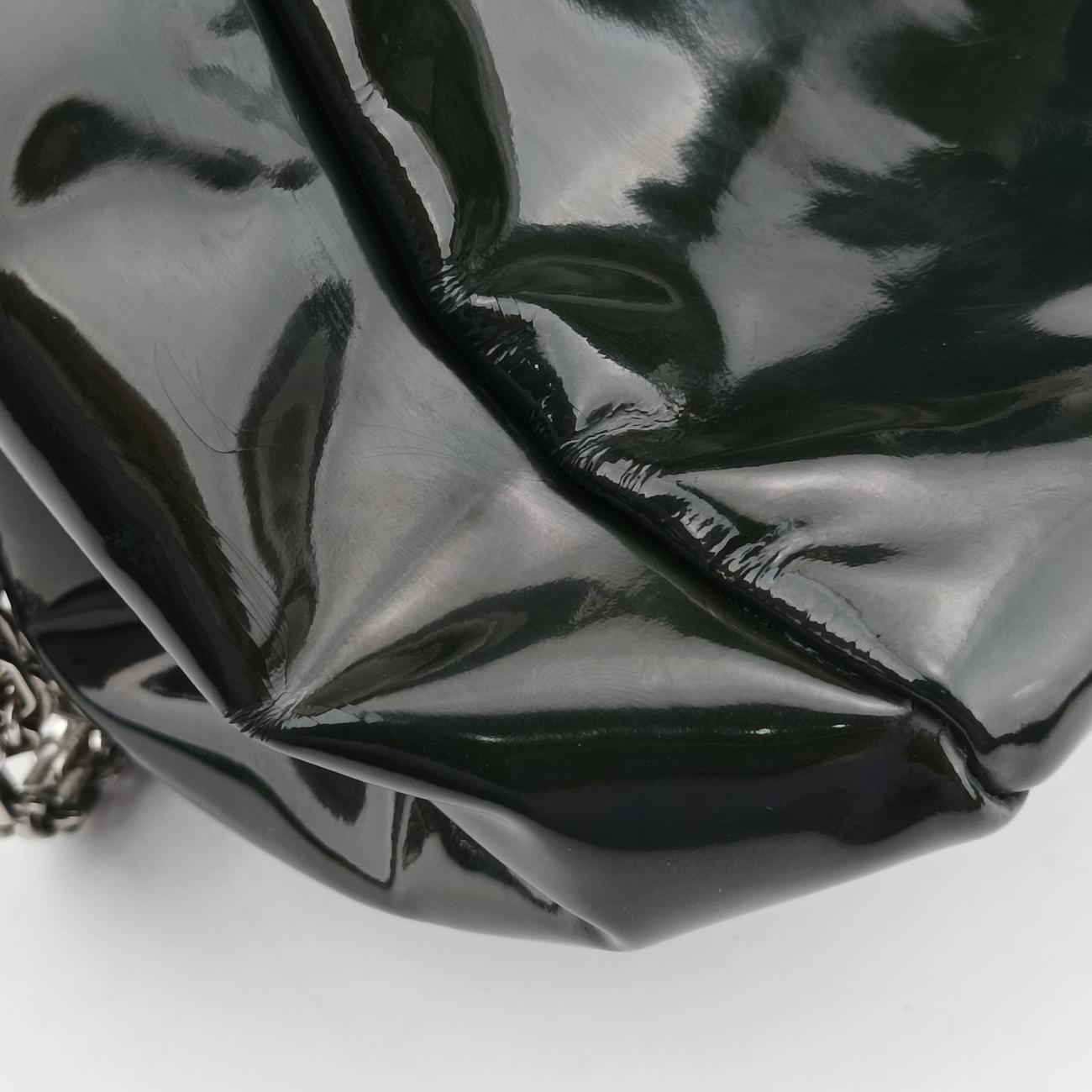 Chain Flap black Patent A46823 12688238チェーンフラップ ブラック パテント A46823 12688238