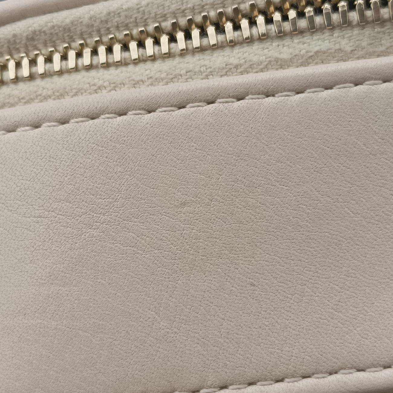 Button Up Double Zip Camera Pinkish Beige Leather 26387387ボタンアップダブルジップカメラ ピンキッシュベージュ レザー A57574 26387387