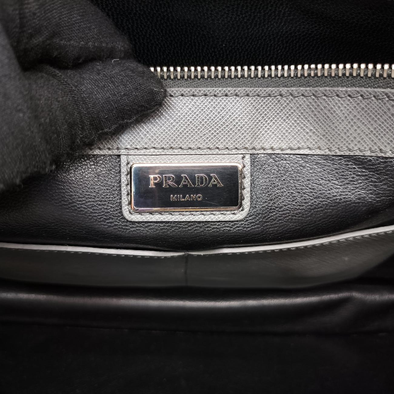 Triangle Logo Plate Grey Saffiano Leather 49三角 ロゴ プレート グレー サフィアーノレザー 49