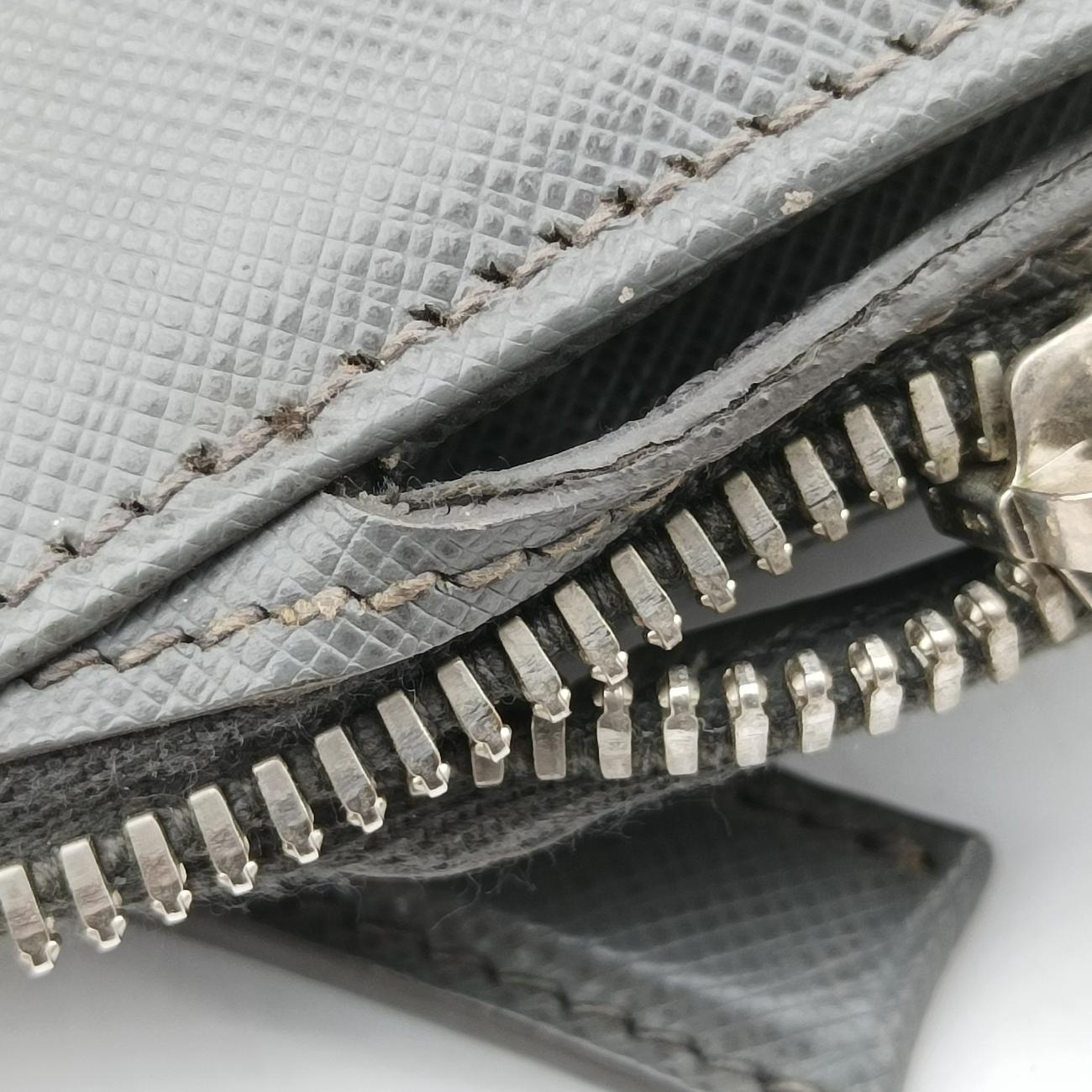 Triangle Logo Plate Grey Saffiano Leather 49三角 ロゴ プレート グレー サフィアーノレザー 49