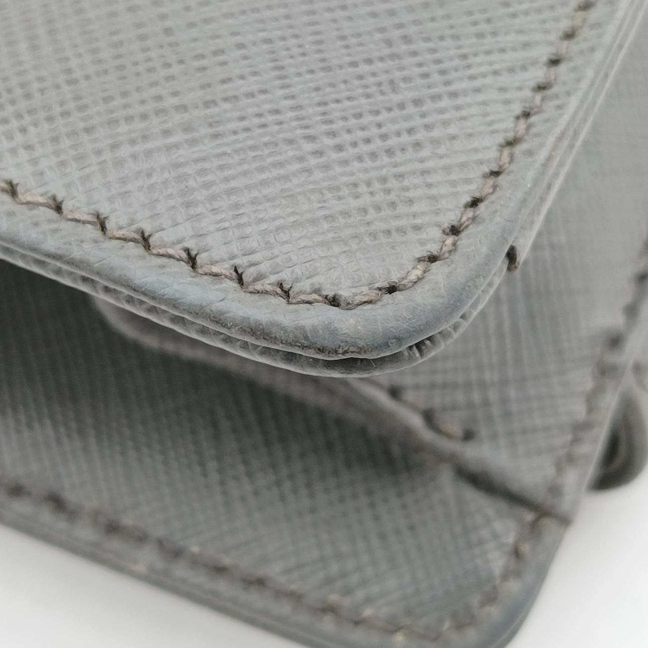 Triangle Logo Plate Grey Saffiano Leather 49三角 ロゴ プレート グレー サフィアーノレザー 49