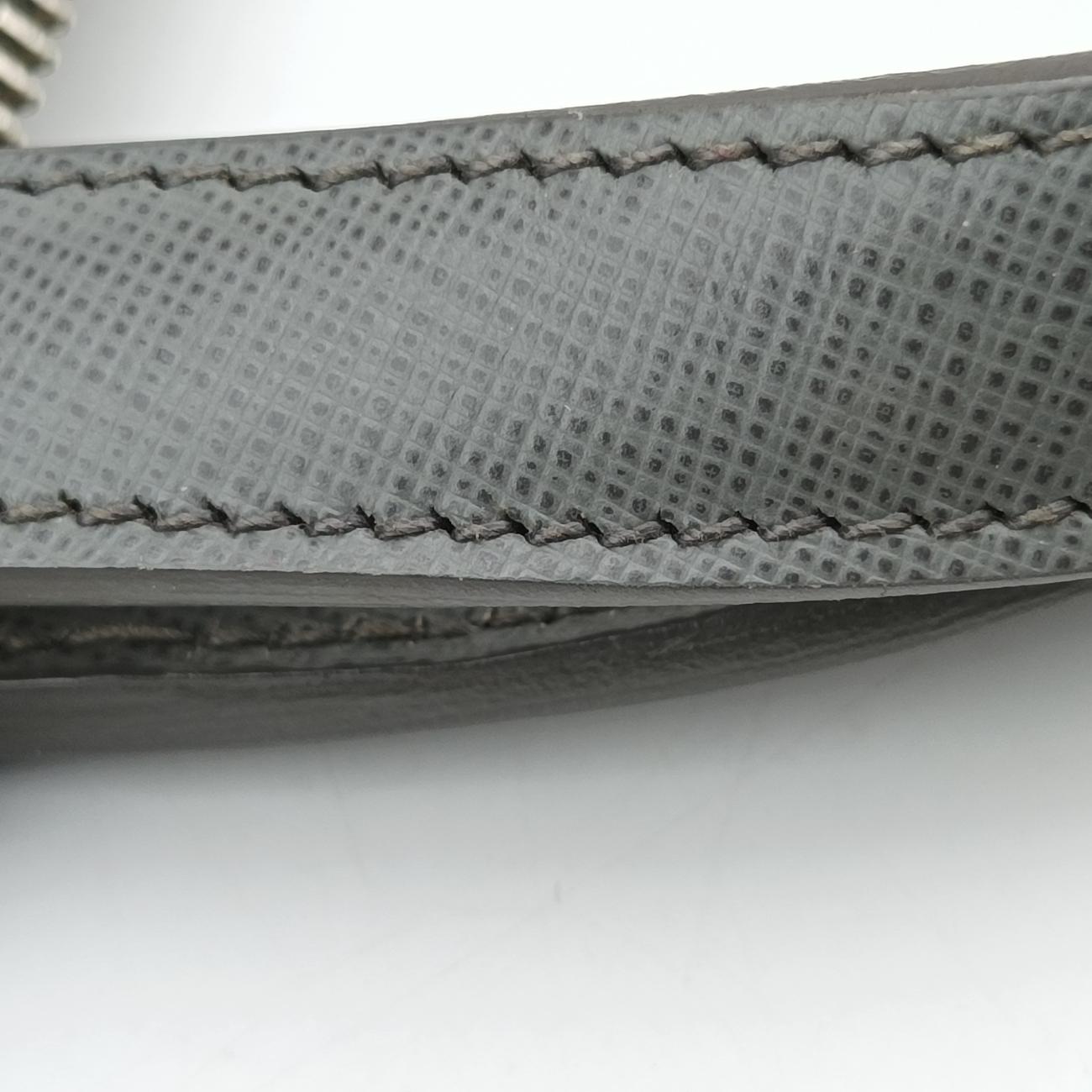 Triangle Logo Plate Grey Saffiano Leather 49三角 ロゴ プレート グレー サフィアーノレザー 49