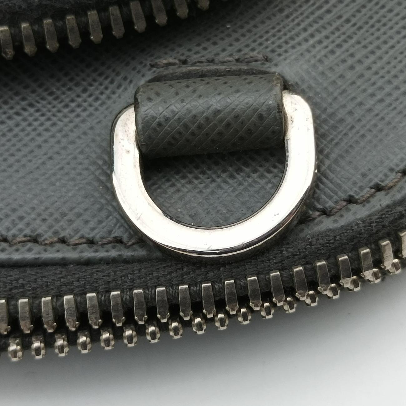 Triangle Logo Plate Grey Saffiano Leather 49三角 ロゴ プレート グレー サフィアーノレザー 49