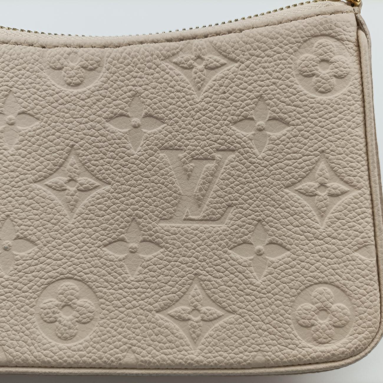 Easy PouchCrème WhiteEmbossed MonogramM81066ICチップイージーポーチクレームホワイト モノグラム アンプラントM81066ICチップ