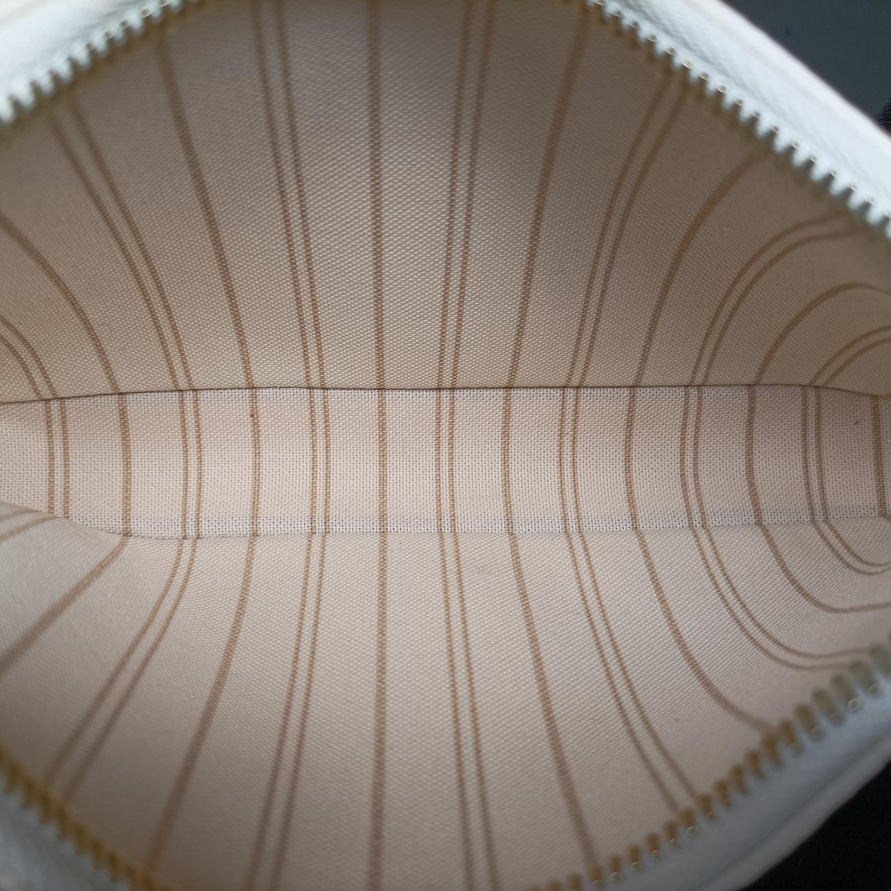 Easy PouchCrème WhiteEmbossed MonogramM81066ICチップイージーポーチクレームホワイト モノグラム アンプラントM81066ICチップ