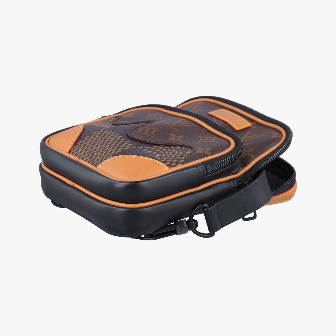 Nigo Amazone Sling messengerEBENE×brownDamier GiantN40379AR2260 ICチップナイゴ アマゾン スリング メッセンジャーエベーヌ×モノグラム/ブラウン系ダミエ ジャイアントN40379AR2260 ICチップ