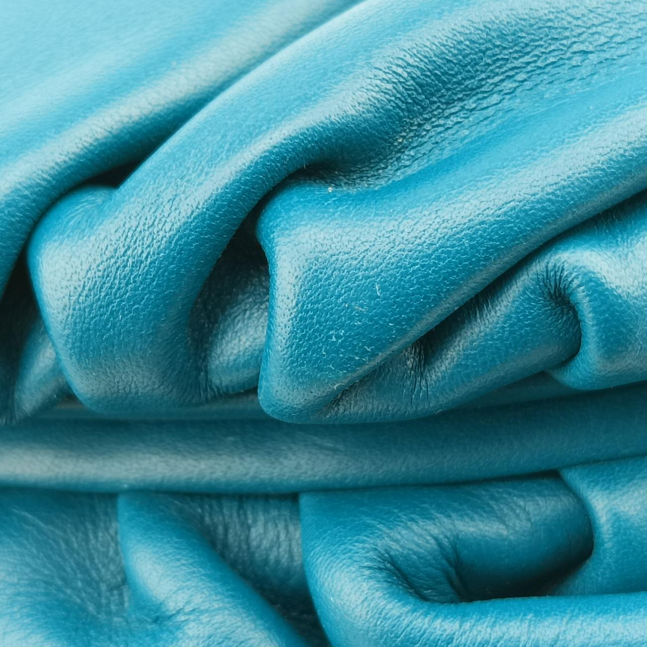 The Chain Pouch Green lambskin P01635952Aザ チェーンポーチ グリーン ラムスキン P01635952A