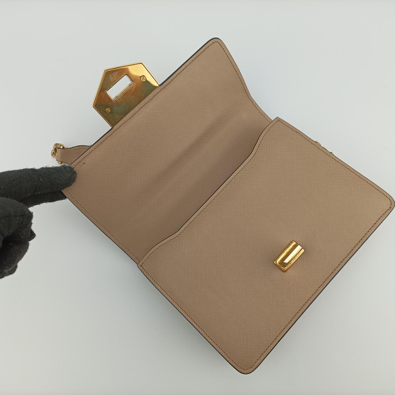 Turn lock Chevron Impunture Autre CuirBeigeSAFFIANO Leather1BD08959ターン ロックベージュサフィアーノレザー1BD08959