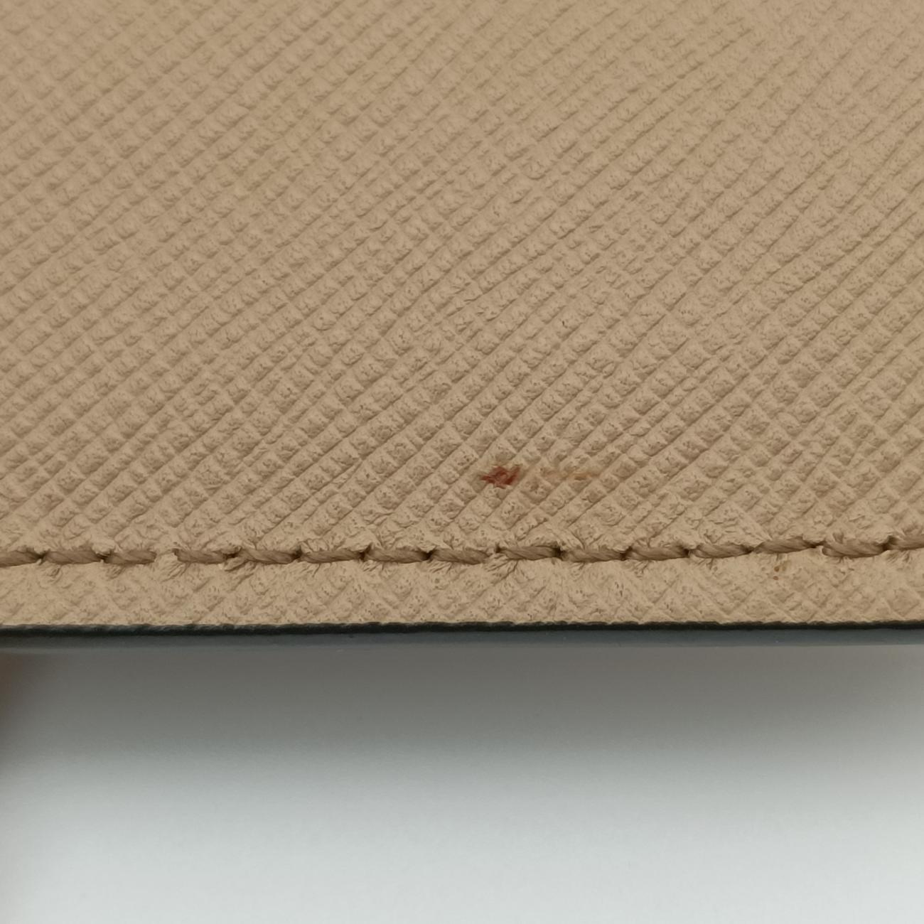 Turn lock Chevron Impunture Autre CuirBeigeSAFFIANO Leather1BD08959ターン ロックベージュサフィアーノレザー1BD08959