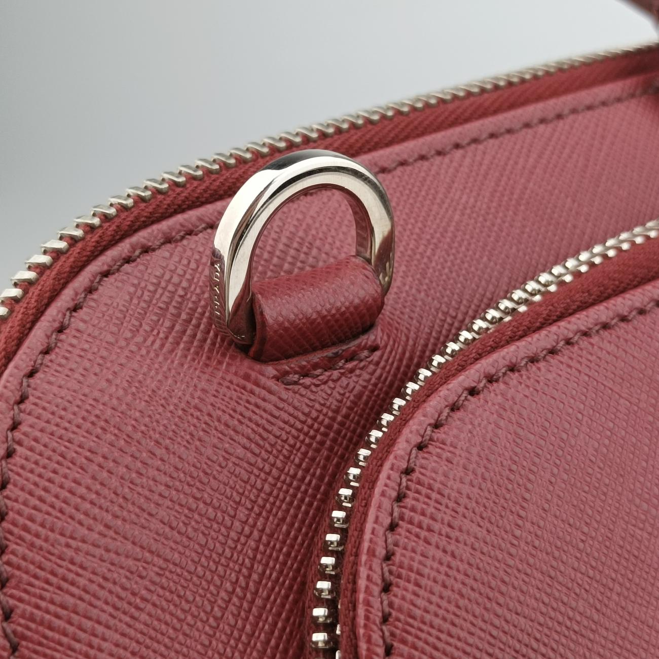 Triangle Logo Plate Red Saffiano Leather 49三角 ロゴ プレート レッド サフィアーノレザー 49