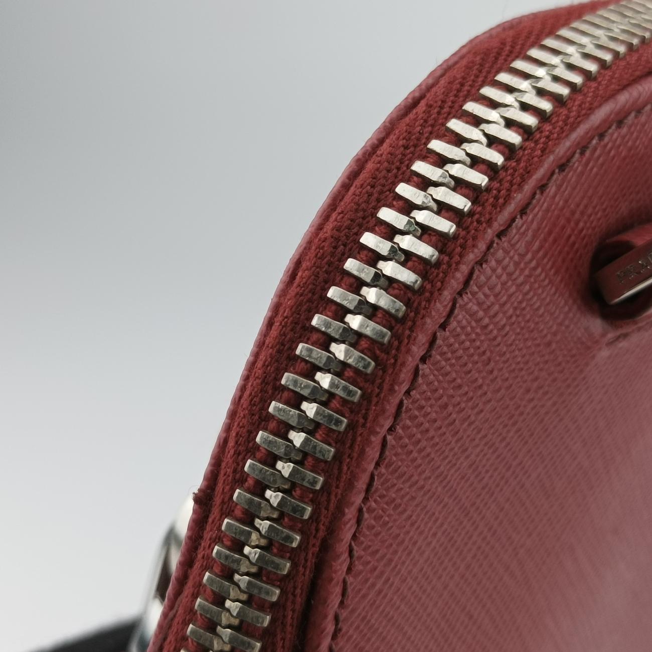 Triangle Logo Plate Red Saffiano Leather 49三角 ロゴ プレート レッド サフィアーノレザー 49