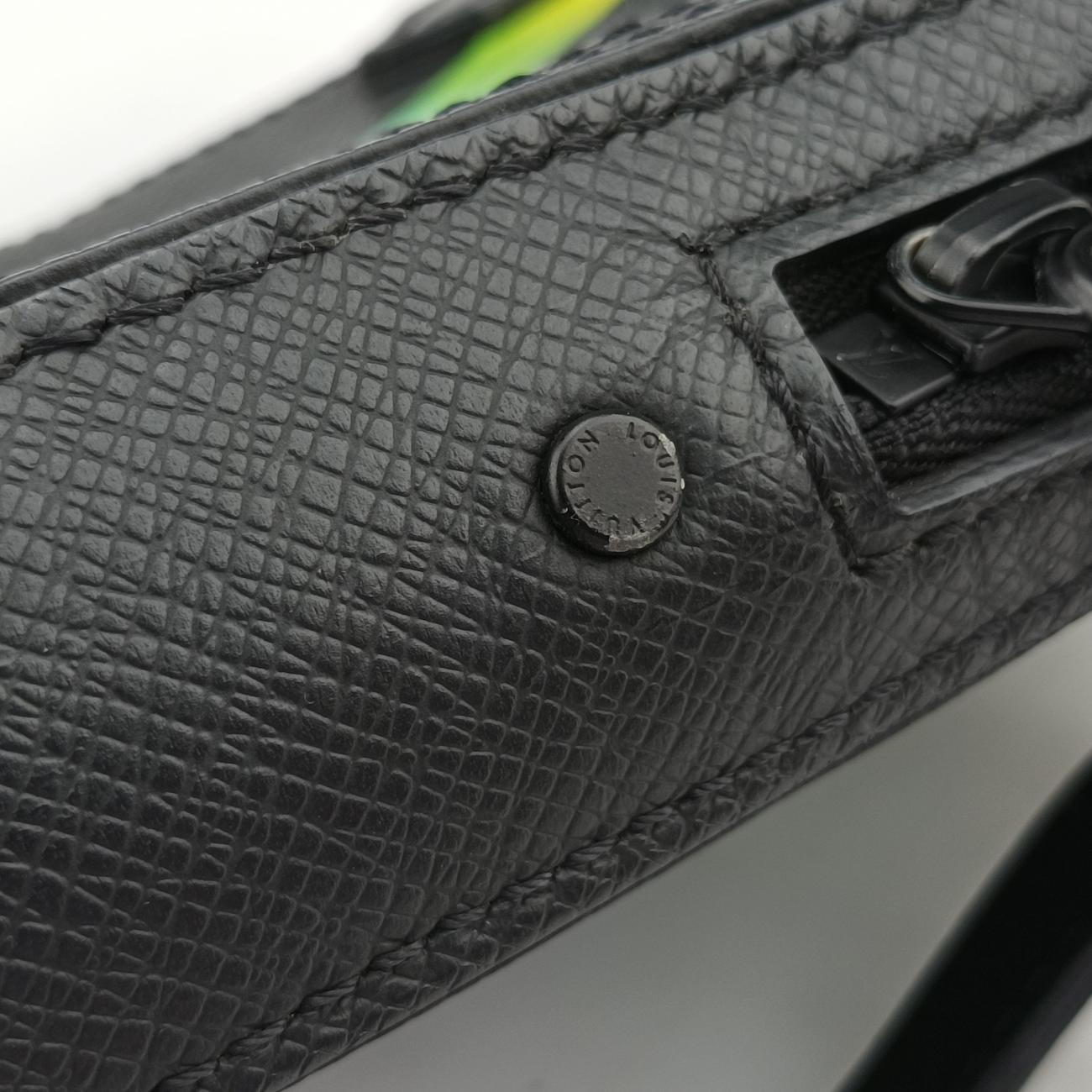 Danube Messenger black×multicolor Taiga M30332 CA1199ダヌーブメッセンジャー ブラック×マルチカラー タイガ M30332 CA1199