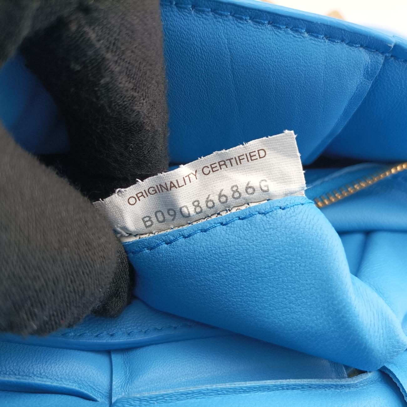 The Chain Cassette Blue lambskin B09086686Gザ チェーン カセット ブルー ラムスキン B09086686G