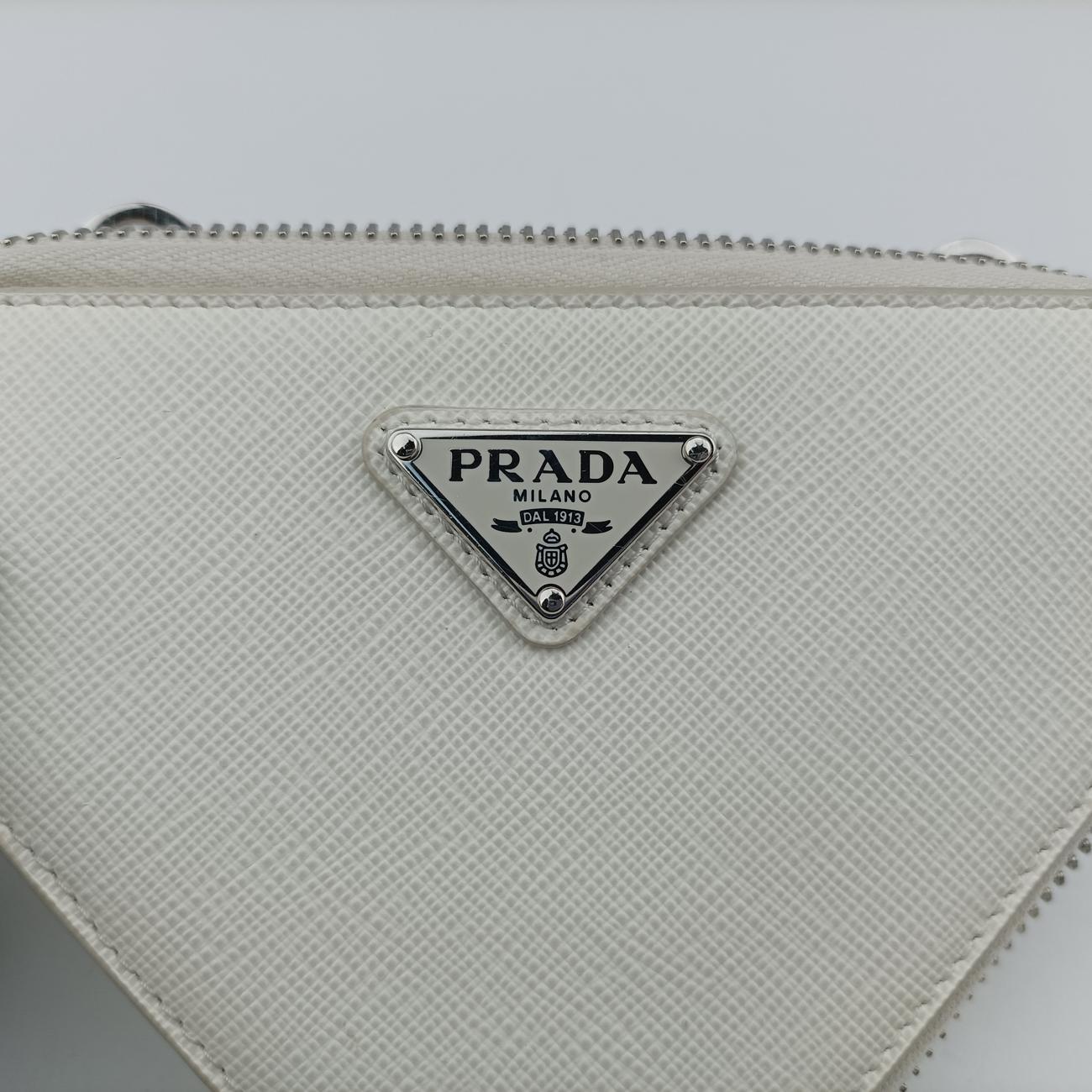 Triangle Logo Plate White SAFFIANO Leather 1NR015 234トライアングルロゴ ホワイト サフィアーノレザー 1NR015 234